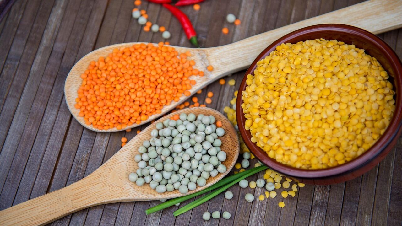 Mihin feng shui -oppien mukaan linssejä sisältävä lautanen tulisi sijoittaa, jotta se toisi runsautta?