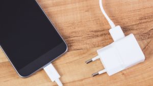 Kuinka paljon maksaa pitää matkapuhelimen laturi kytkettynä koko päivän?