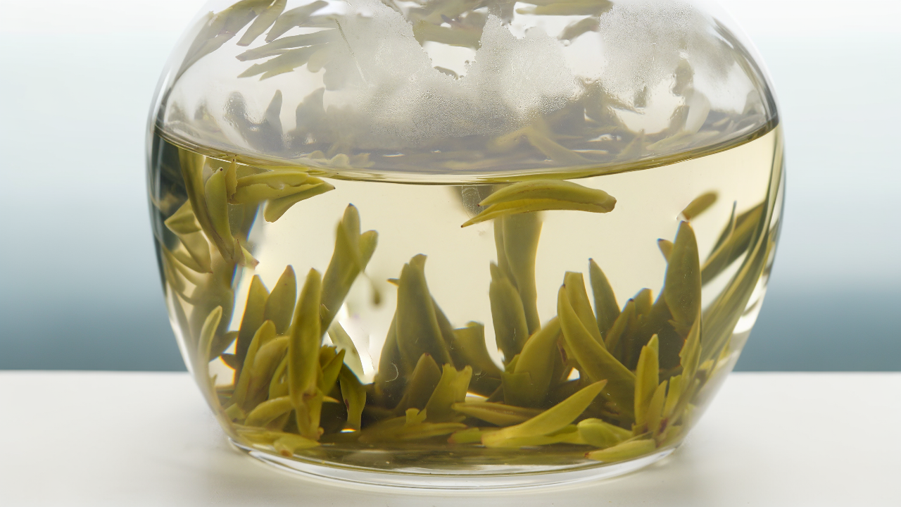 Kuinka keittää vihreää teetä oikein ja välttää sen pilaantumisen: asiantuntijoiden vinkit