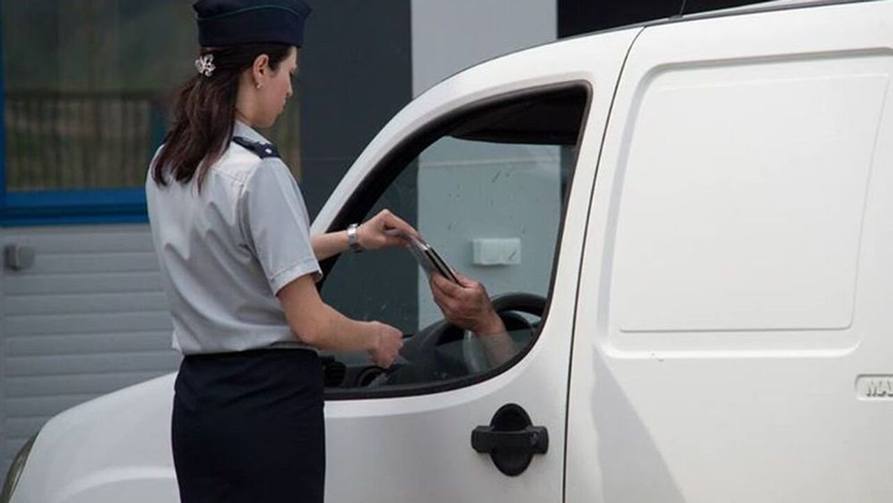 Tarkastuspisteellä löydettiin väärennetty ajokortti: 71-vuotias mies kyseisestä maasta on tutkinnan kohteena.