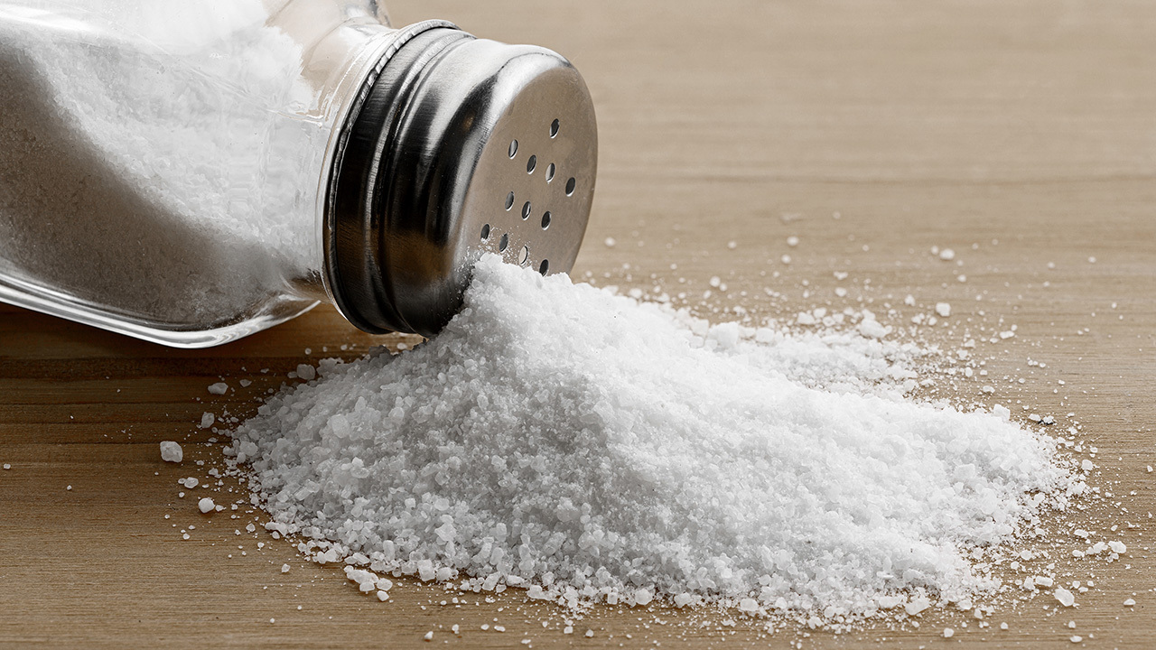 Lisää teelusikallinen suolaa pesukoneeseen: miksi se on suositeltavaa ja mitä etuja siitä on.