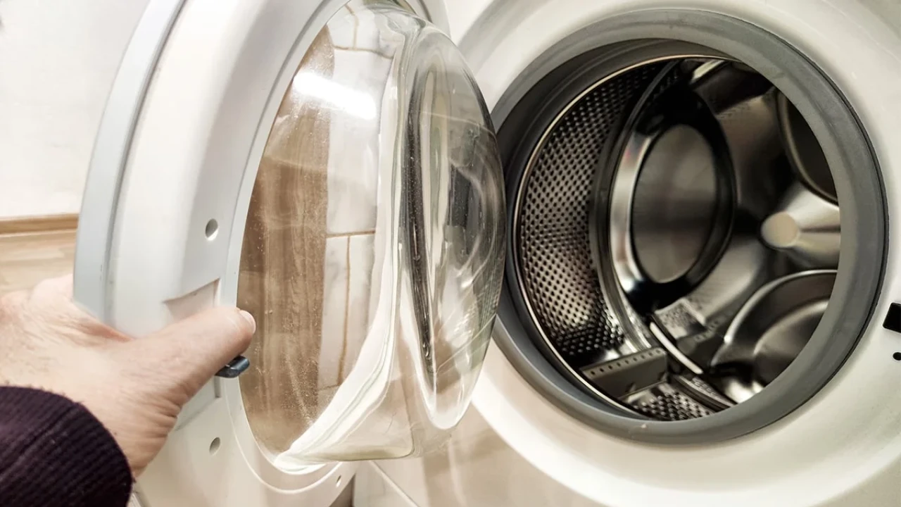 Miksi pesukoneen luukkua ei pidä jättää auki liian pitkäksi aikaa