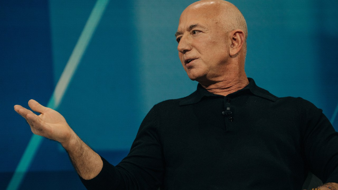 Amazonin perustaja Jeff Bezos ja hänen voimakas liiketoimintaperiaatteensa: ”Elämä on liian lyhyt, jotta sitä voisi viettää ihmisten kanssa, joilla on vähän resursseja”.