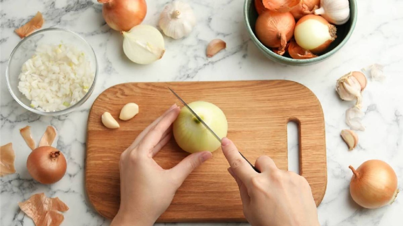 Työtason hankaaminen sipulilla: miksi se on tarpeen ja miksi sitä suositellaan?