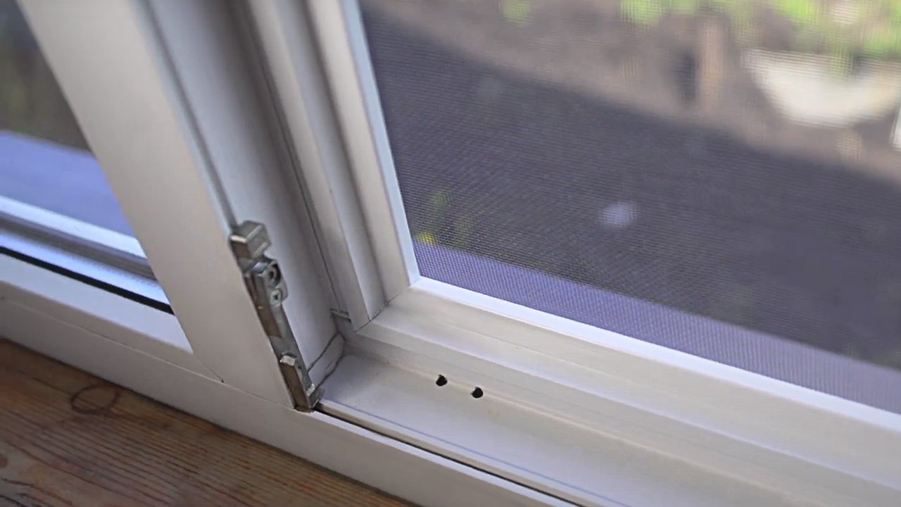 Alumiinifolion käyttö ikkunoiden kiskoissa: mihin sitä tarvitaan ja miksi sitä suositellaan.