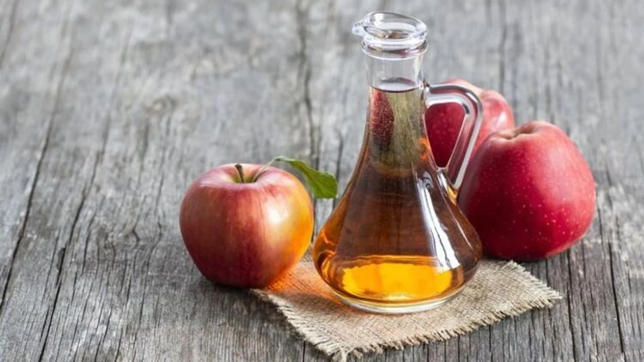 Kuinka käyttää omenaviinietikkaa pienien ryppyjen luonnolliseen tasoittamiseen ja kasvojen nuorekkaamman ilmeen luomiseen.