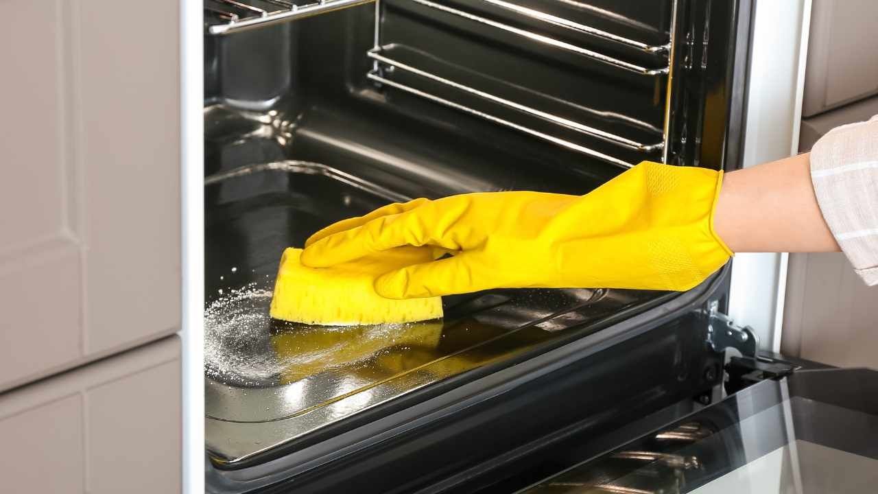 Ei pyrolyysiä, ei kemikaaleja: paras keino puhdistaa uuni muutamassa minuutissa löytyy keittiöstäsi.