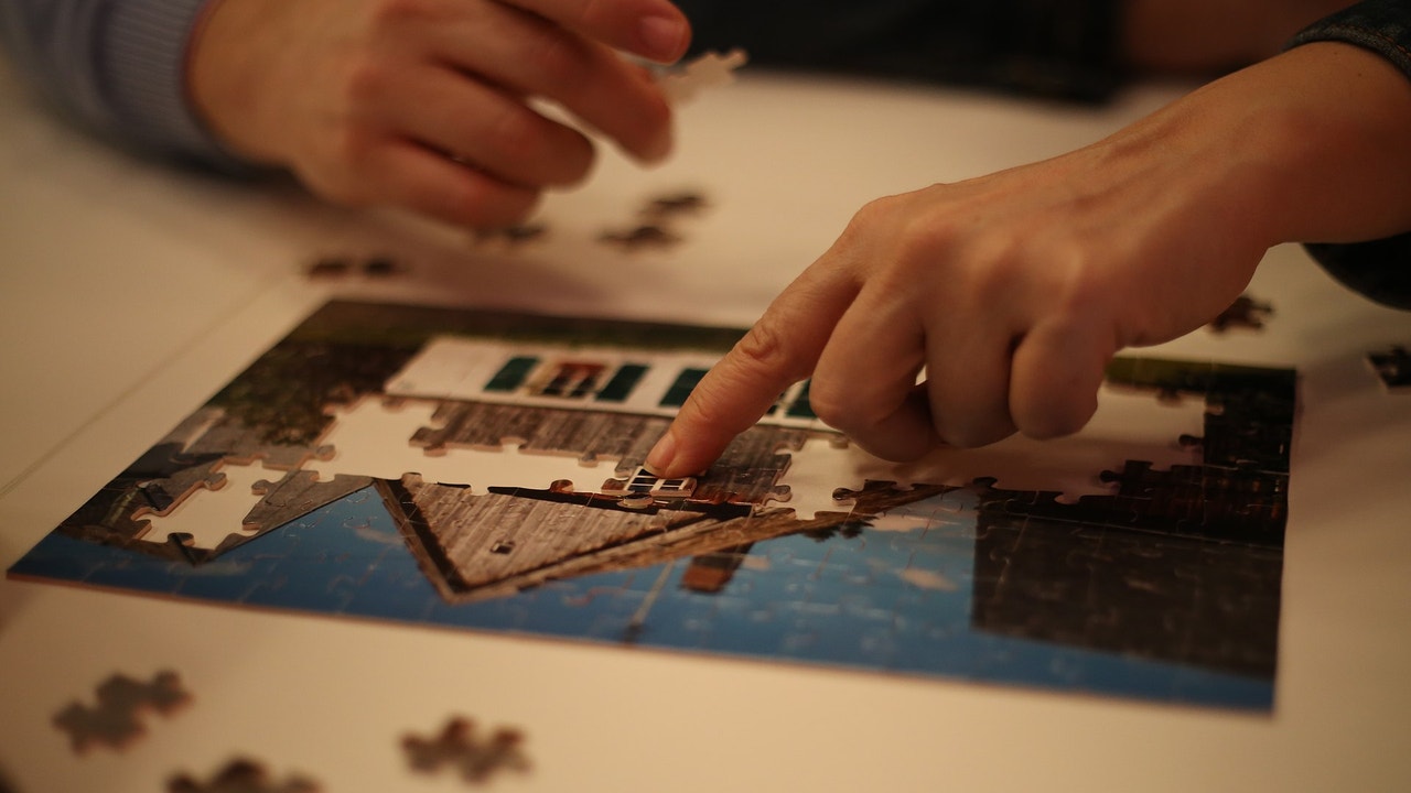 Kierrätys: Säilytä vanha palapeli ja muuta se upeaksi joulukoristeeksi.