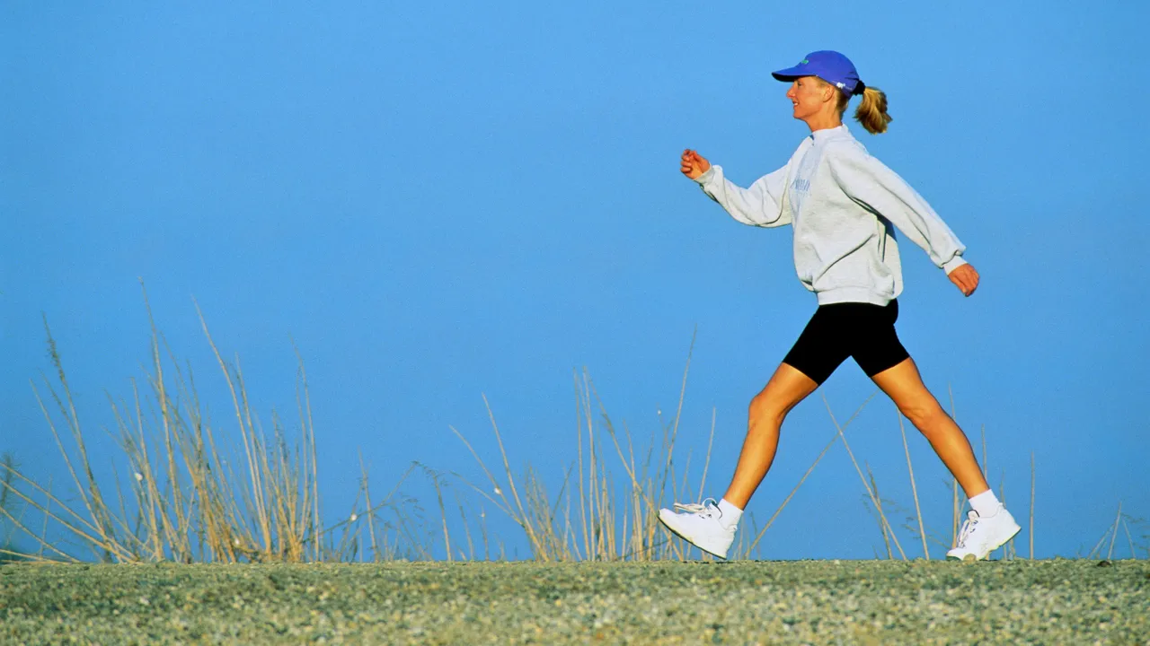 Valmentajat ovat yhtä mieltä: ”Jotta voit polttaa 1 kilo rasvaa kävelemällä, sinun on tehtävä sitä 5 km/h nopeudella, ilman taukoja ja vähintään tietyn ajan”.