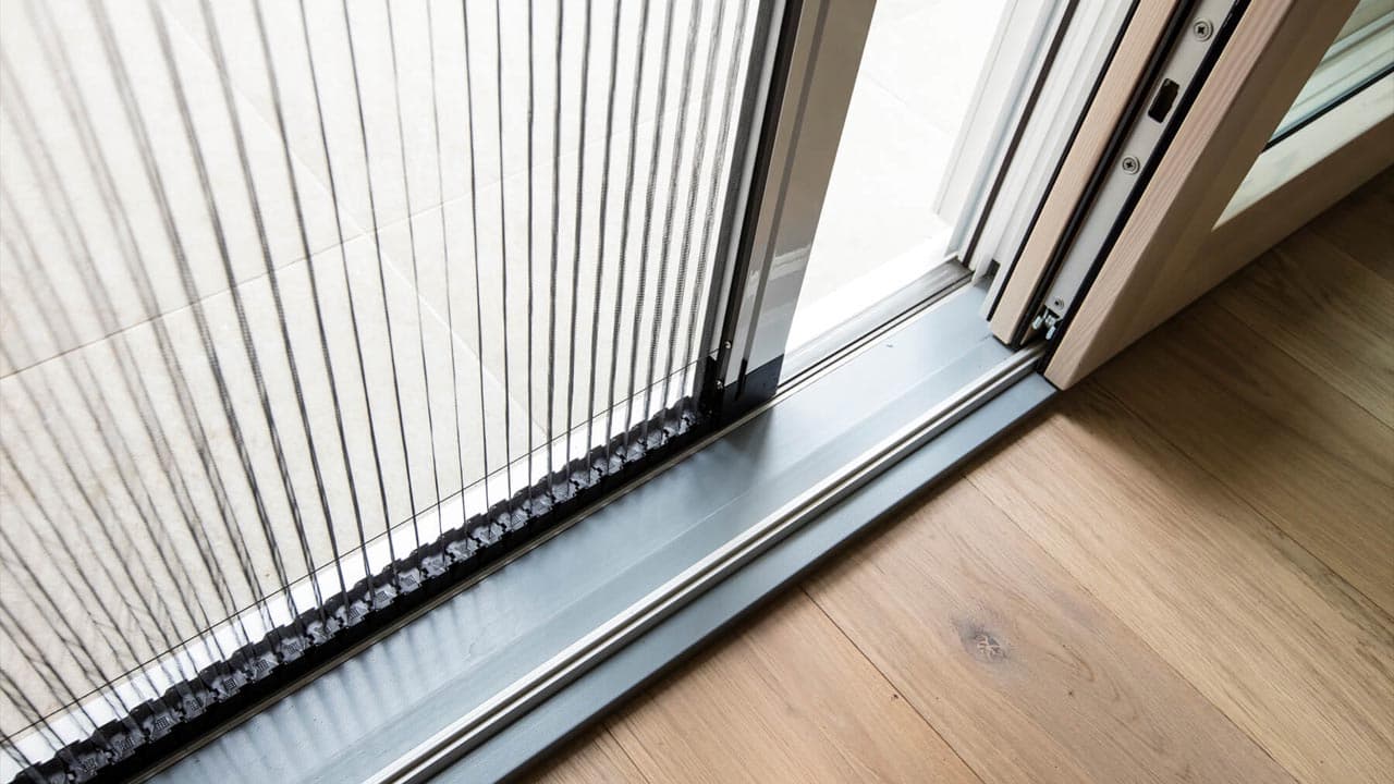 Alumiinifolion käyttö ikkunoiden kiskoissa: mihin sitä tarvitaan ja miksi sitä suositellaan.