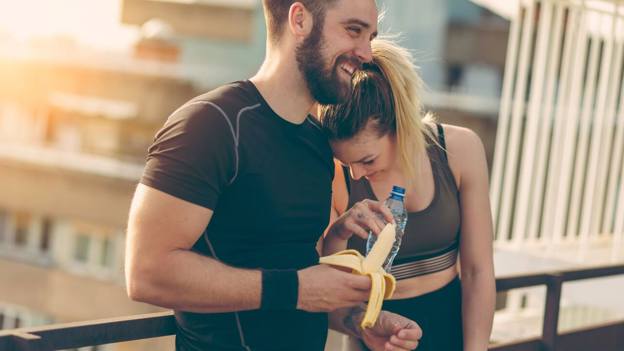Mikä on parempi: syödä banaani ennen vai jälkeen harjoituksen?