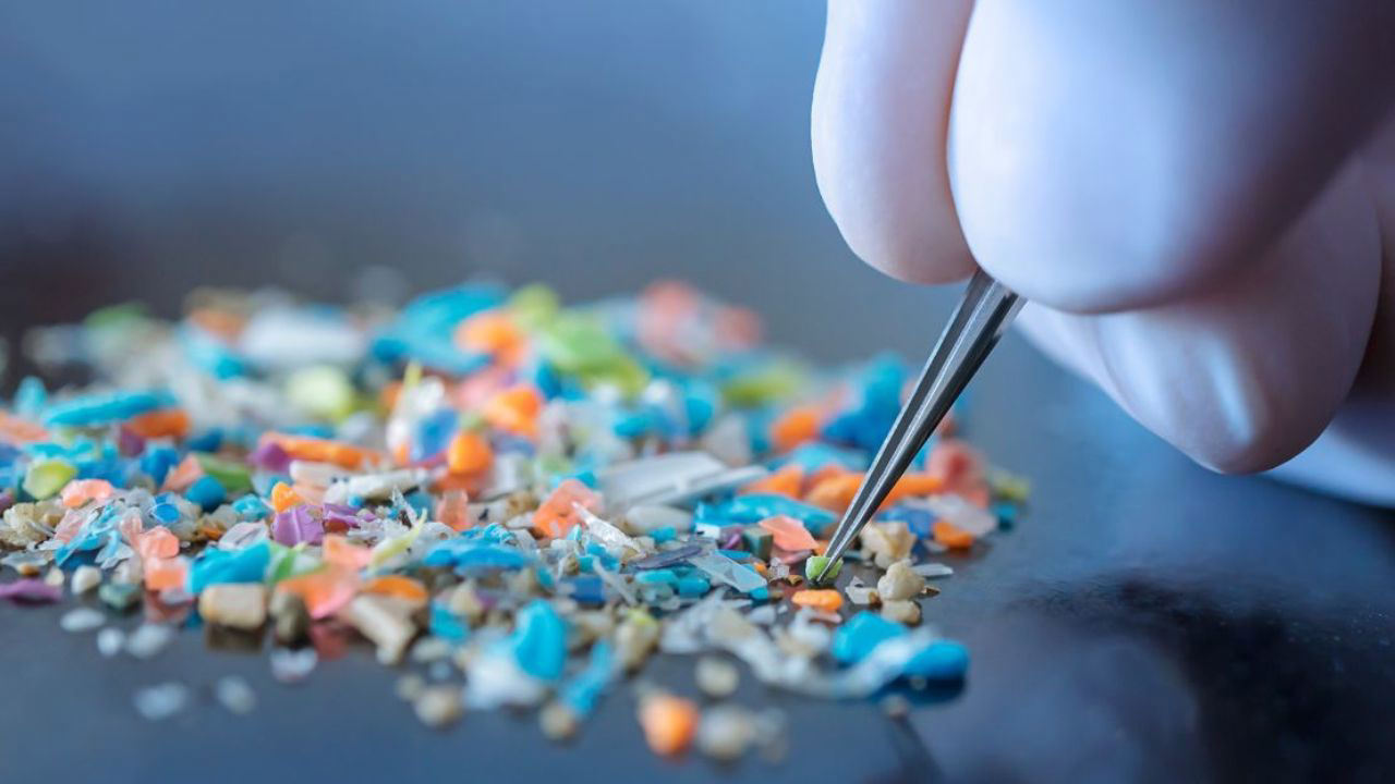 Auringonvalo muuttaa mikromuovit liuenneiksi epäpuhtauksiksi, jotka muuttavat vesiekosysteemien kemiallista koostumusta ja hiilipitoisuutta.