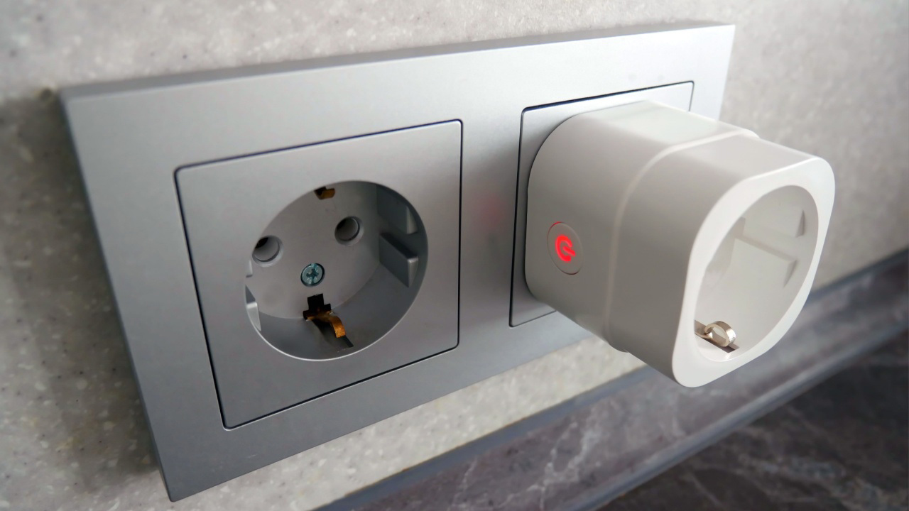 Mitä ovat uudet ”älykkäät” pistorasiat, jotka korvaavat perinteiset mallit eivätkä vaadi remonttia kotona?