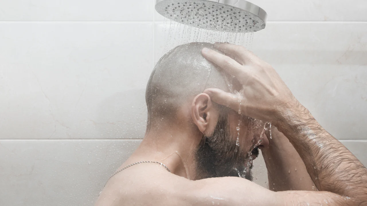 Hygienia 65-vuotiaana: tässä on ihanteellinen suihkun tiheys terveyden ylläpitämiseksi... eikä se ole kerran päivässä.