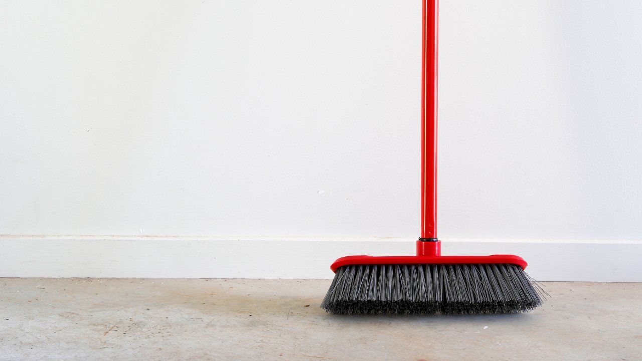 Luudan kastelu etikka- ja vesiseoksella: miksi se on suositeltavaa tehdä ennen lakaisua ja mihin sitä tarvitaan.