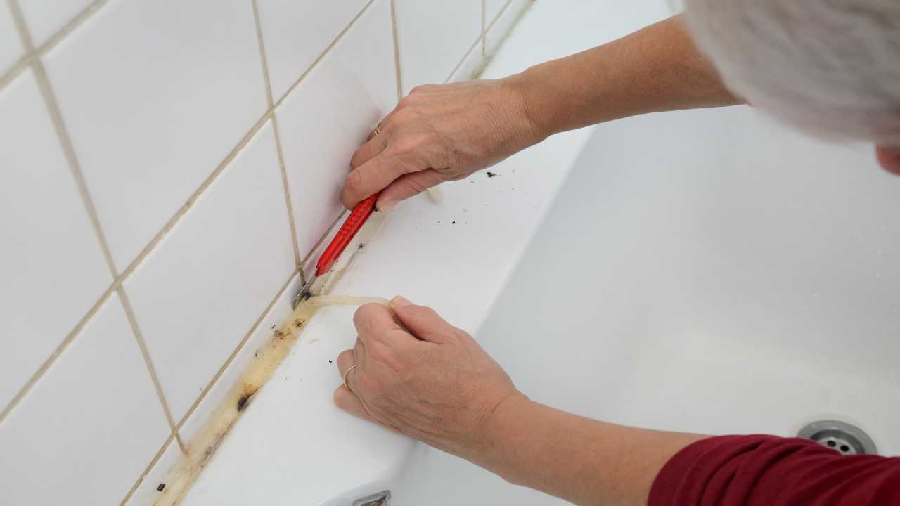 Ei enää mustia saumoja kylpyhuoneessa: tämä luonnollinen menetelm palauttaa niiden alkuperäisen ulkonäön ilman tuntikausien työtä.