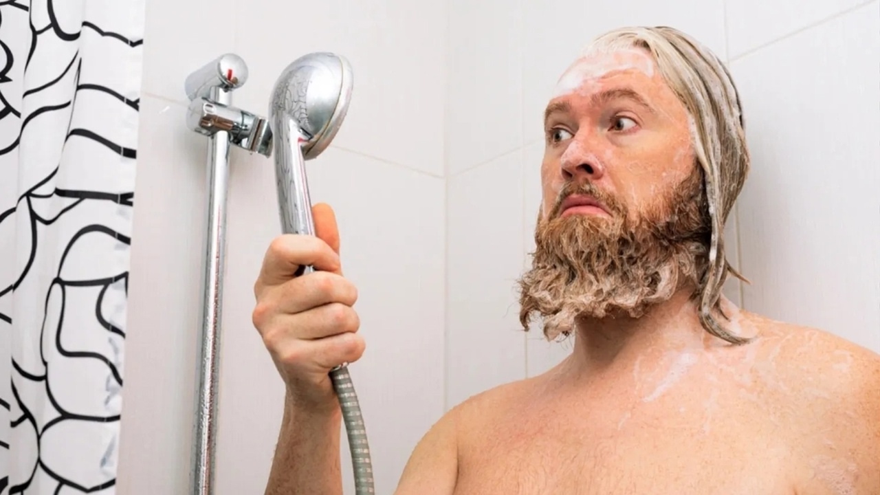 Hygienia 65-vuotiaana: tässä on ihanteellinen suihkun tiheys terveyden ylläpitämiseksi... eikä se ole kerran päivässä.