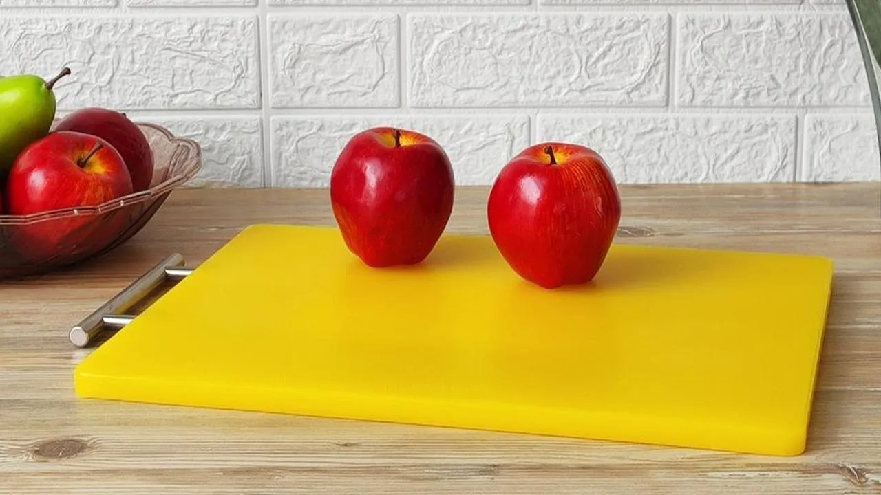 Kuinka puhdistaa muovinen leikkuulauta, jotta se pysyy täysin puhtaana ja tahrattomana.