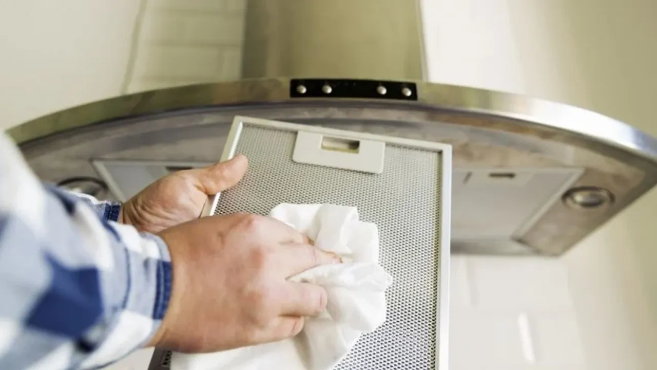 Helppo salaisuus liesituulettimen puhdistamiseen: se näyttää kuin uudelta.