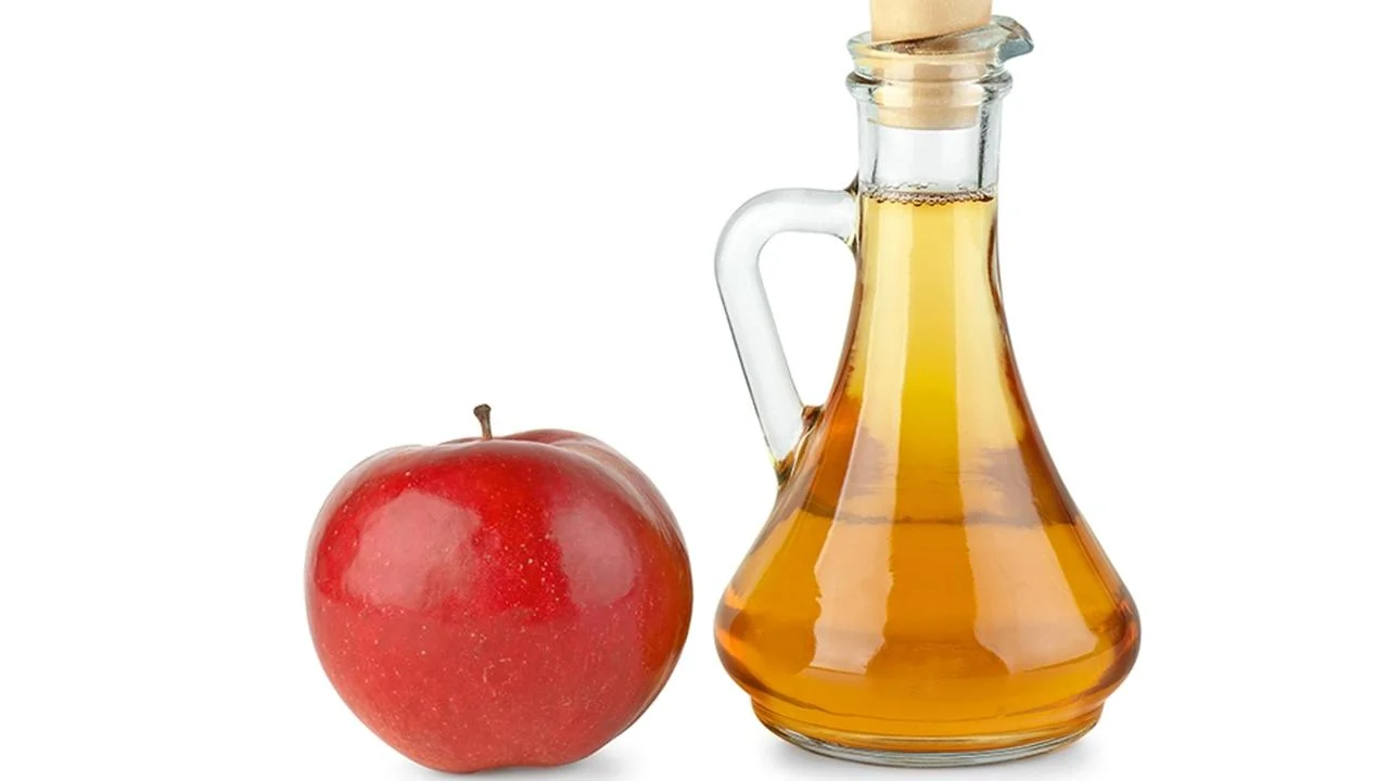 Mitkä ovat omenaviinietikan edut harmaille hiuksille ja miten sitä käytetään oikein?