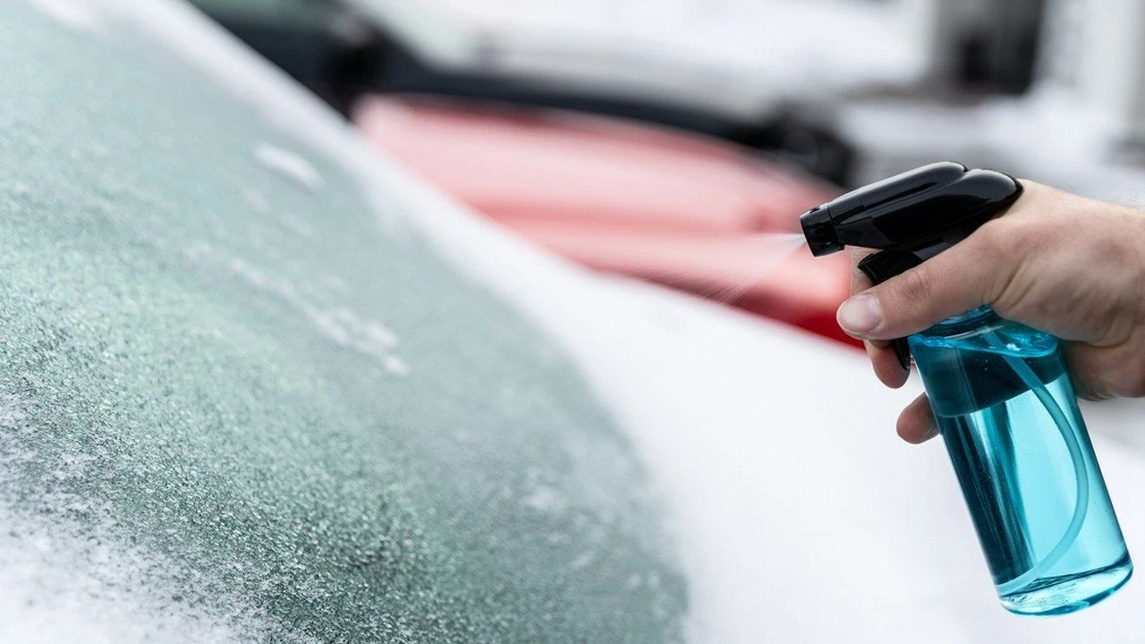 Näiden yksinkertaisten ja turvallisten keinojen avulla voit poistaa jään auton tuulilasista, jolloin jäätyminen ei enää ole ongelma.