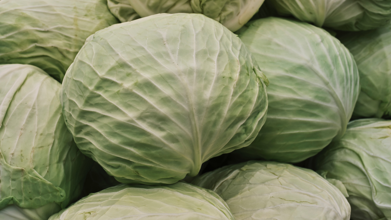 Tämän maan viljelijällä on kertynyt 100 tonnia kaalia, jota hän ei pysty myymään, ja hänen päätöksensä sai suosionosoituksia sosiaalisessa mediassa.