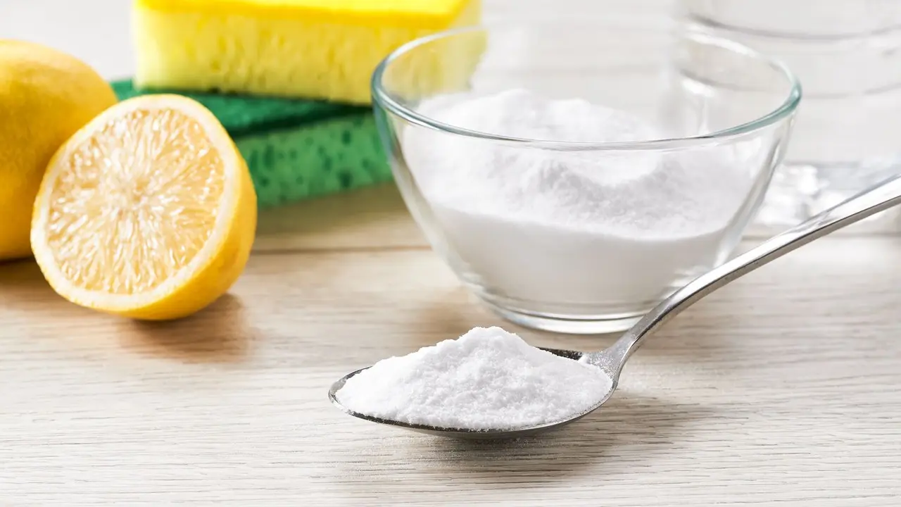 Sitruunankuoren sekoittaminen alkoholiin ja ruokasoodaan: mihin se on hyödyllistä ja miksi sitä suositellaan?