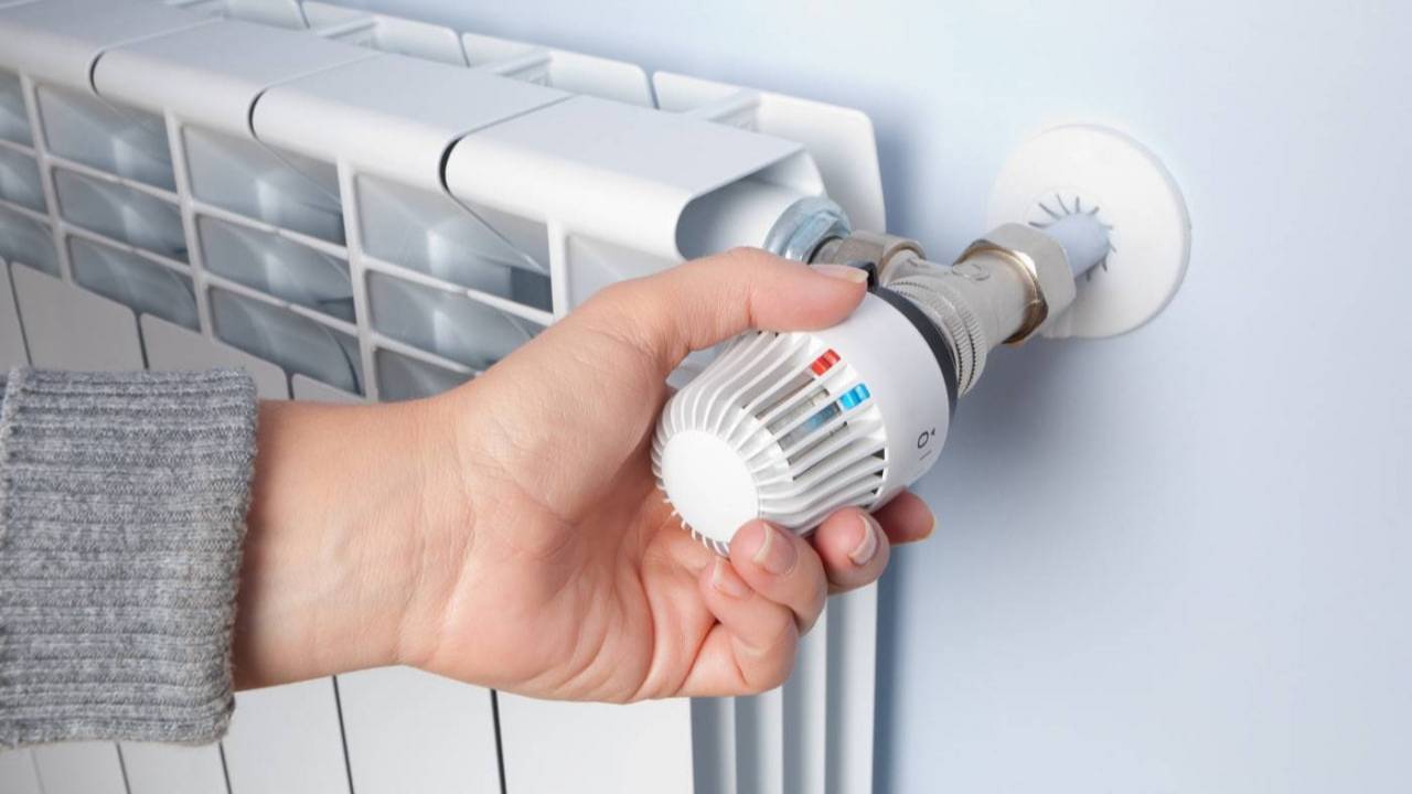 Huonosti lämmittävät patterit: helppo tapa parantaa niiden toimintaa ilman ilmanpoistoa järjestelmästä ja työkalujen käyttöä.