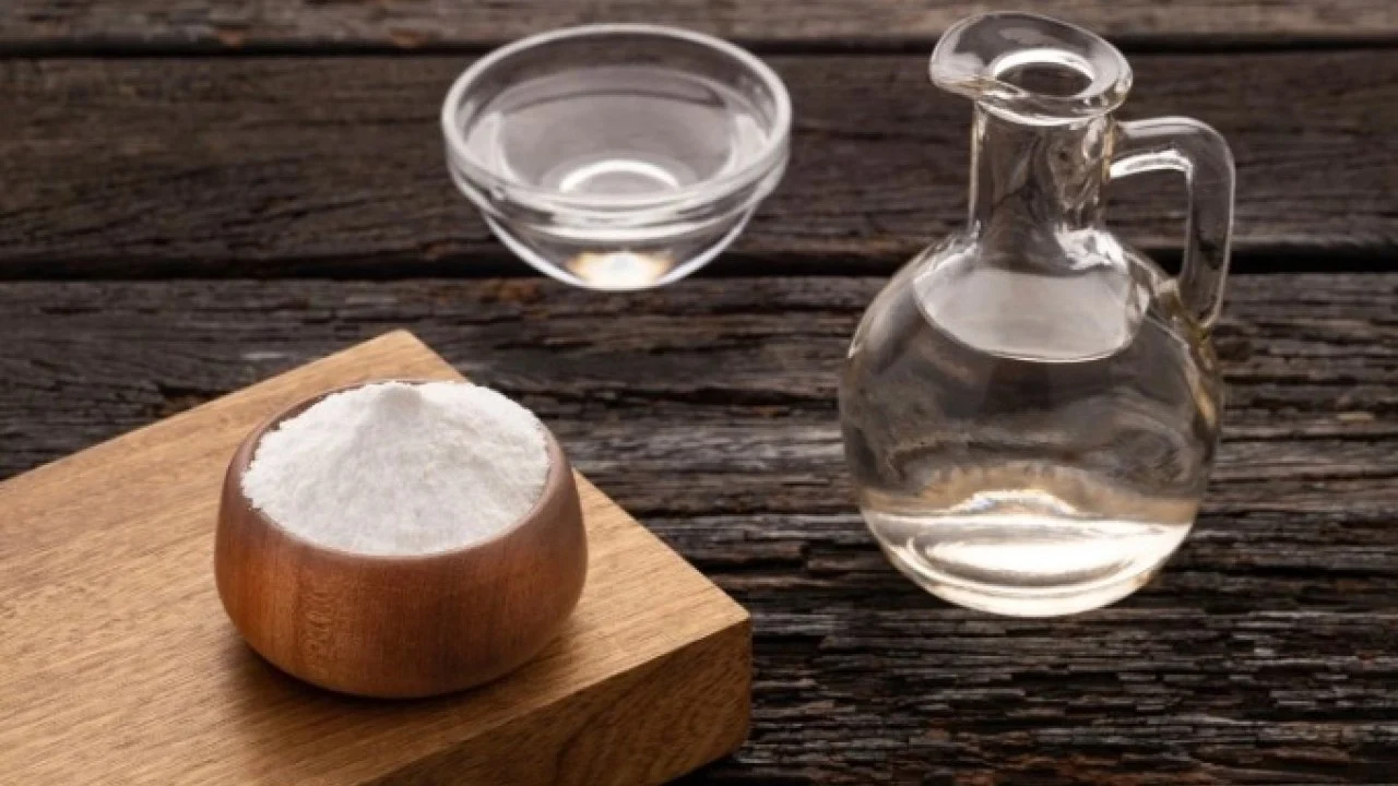 Kuinka käyttää etikkaa kupin sisäpuolelle muodostuneen ruskean raidan poistamiseen