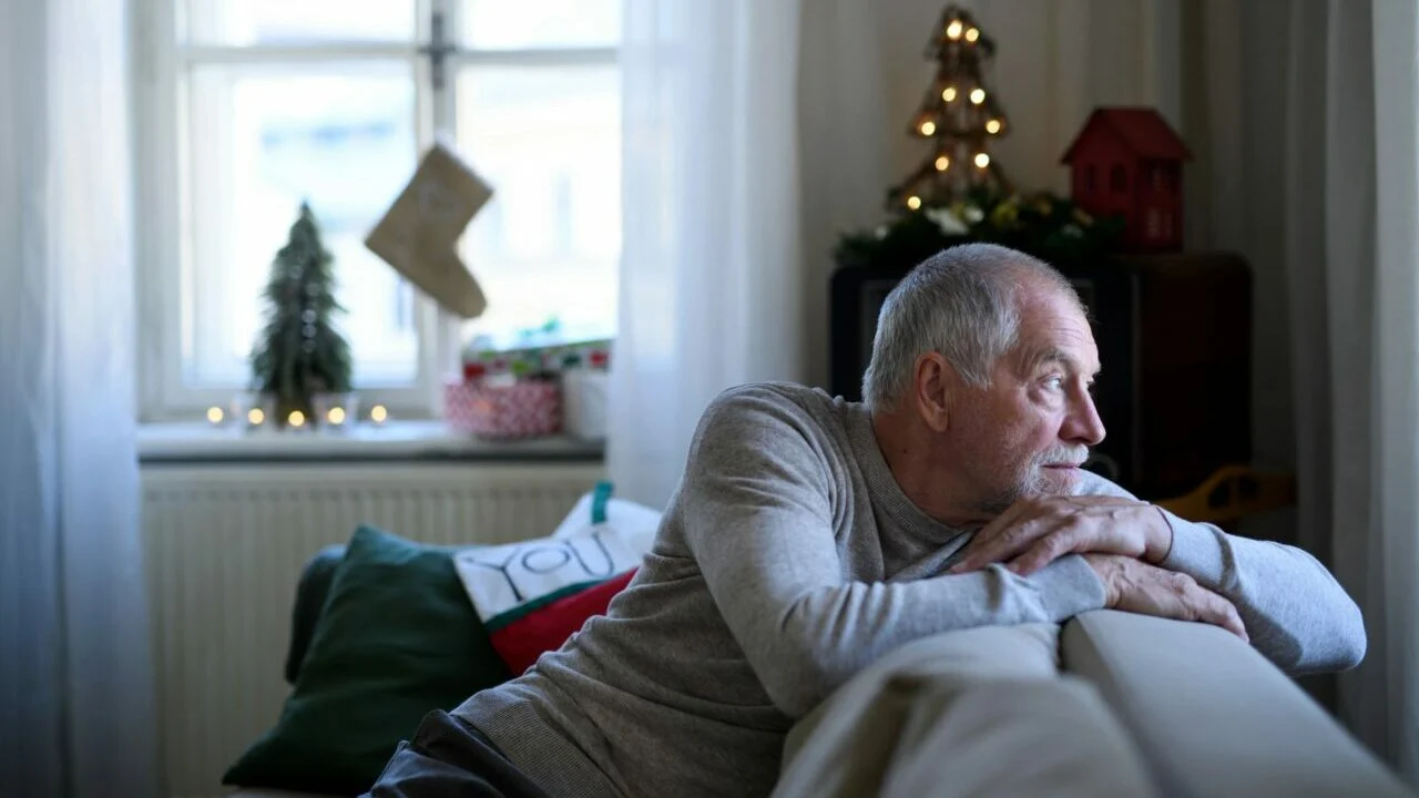 Mitä tarkoittaa psykologian mukaan se, että juhlakautena voi tuntea olonsa yksinäisemmäksi, vaikka ympärillä on ihmisiä?