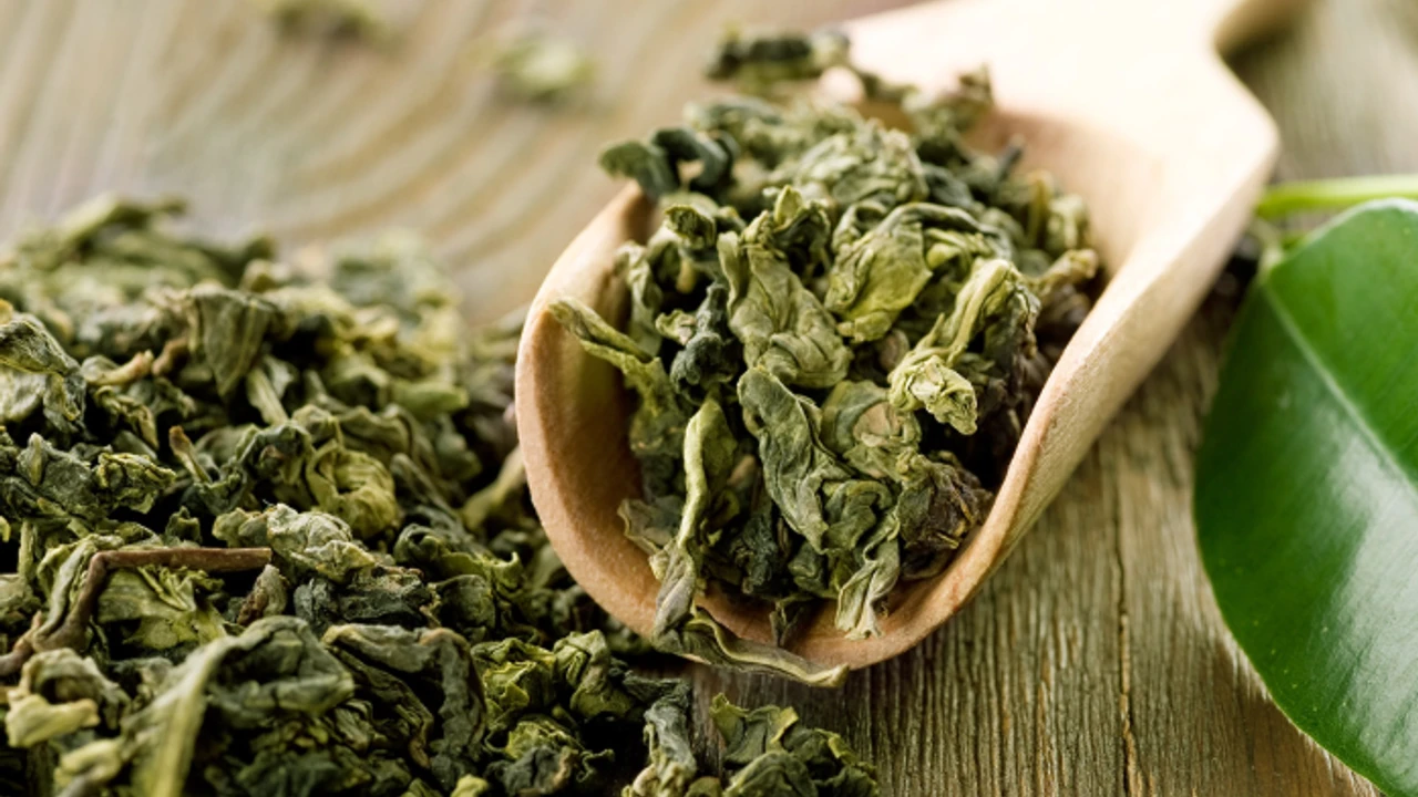 Kuinka keittää vihreää teetä oikein ja välttää sen pilaantumisen: asiantuntijoiden vinkit