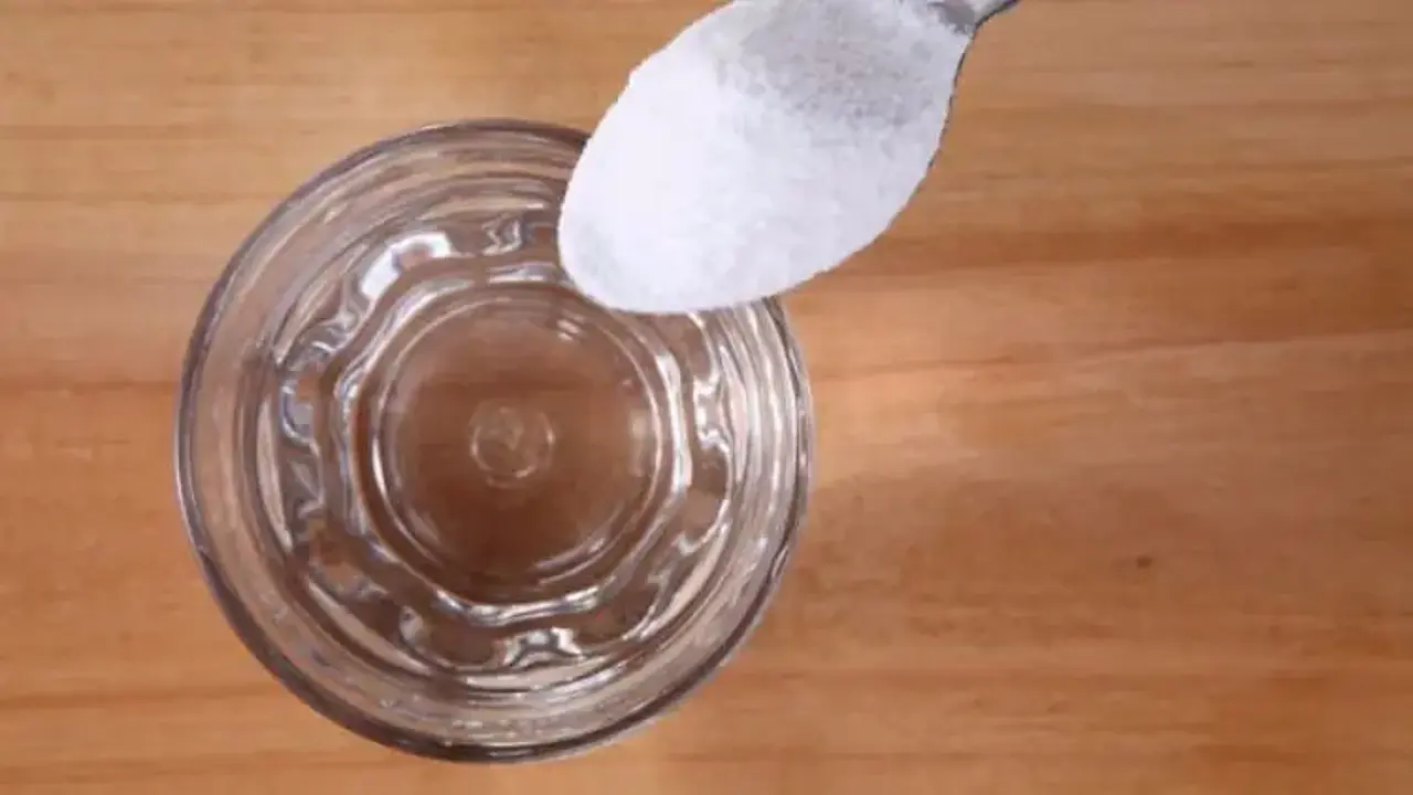 Ruokasoodan ja etikan sekoittaminen: miksi se on suositeltavaa ja mihin se on hyödyllistä.