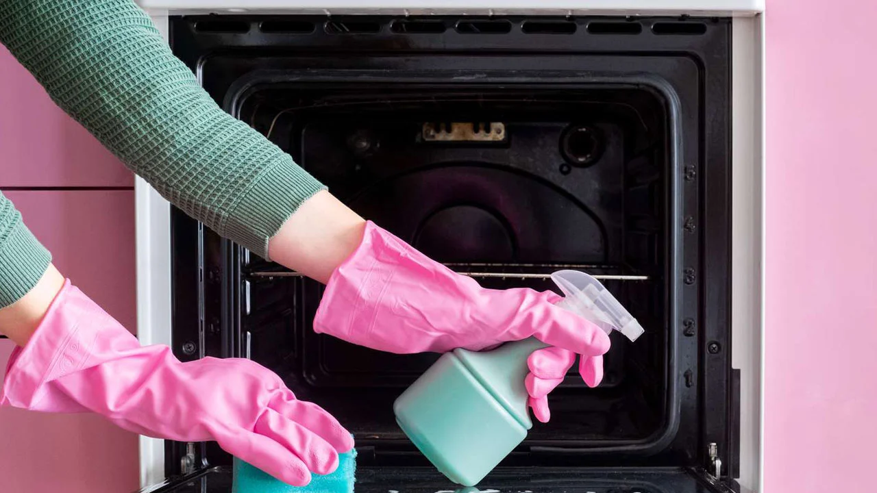 Kuinka puhdistaa uunin luukku kotikonsteilla