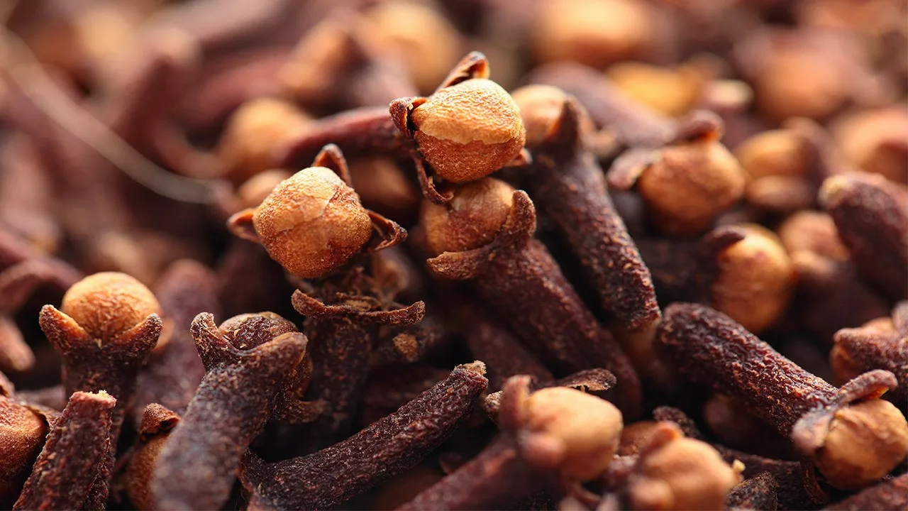 Allergiavaroitus: tässä maassa jauhetuista neilikoista on löydetty hasselpähkinöitä ja manteleita, joita ei ole mainittu ainesosaluettelossa.