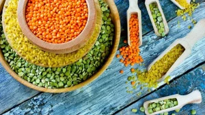 Mihin feng shui -oppien mukaan linssejä sisältävä lautanen tulisi sijoittaa, jotta se toisi runsautta?