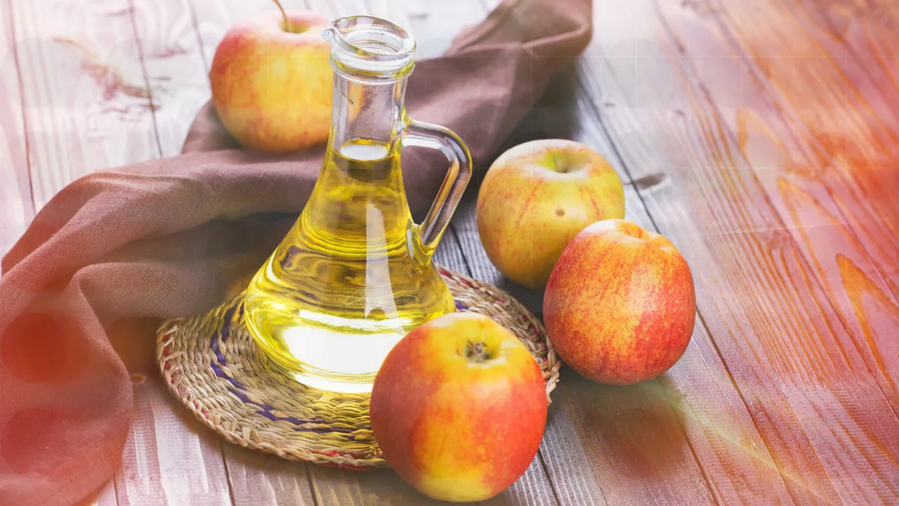 Kuinka käyttää omenaviinietikkaa pienien ryppyjen luonnolliseen tasoittamiseen ja kasvojen nuorekkaamman ilmeen luomiseen.