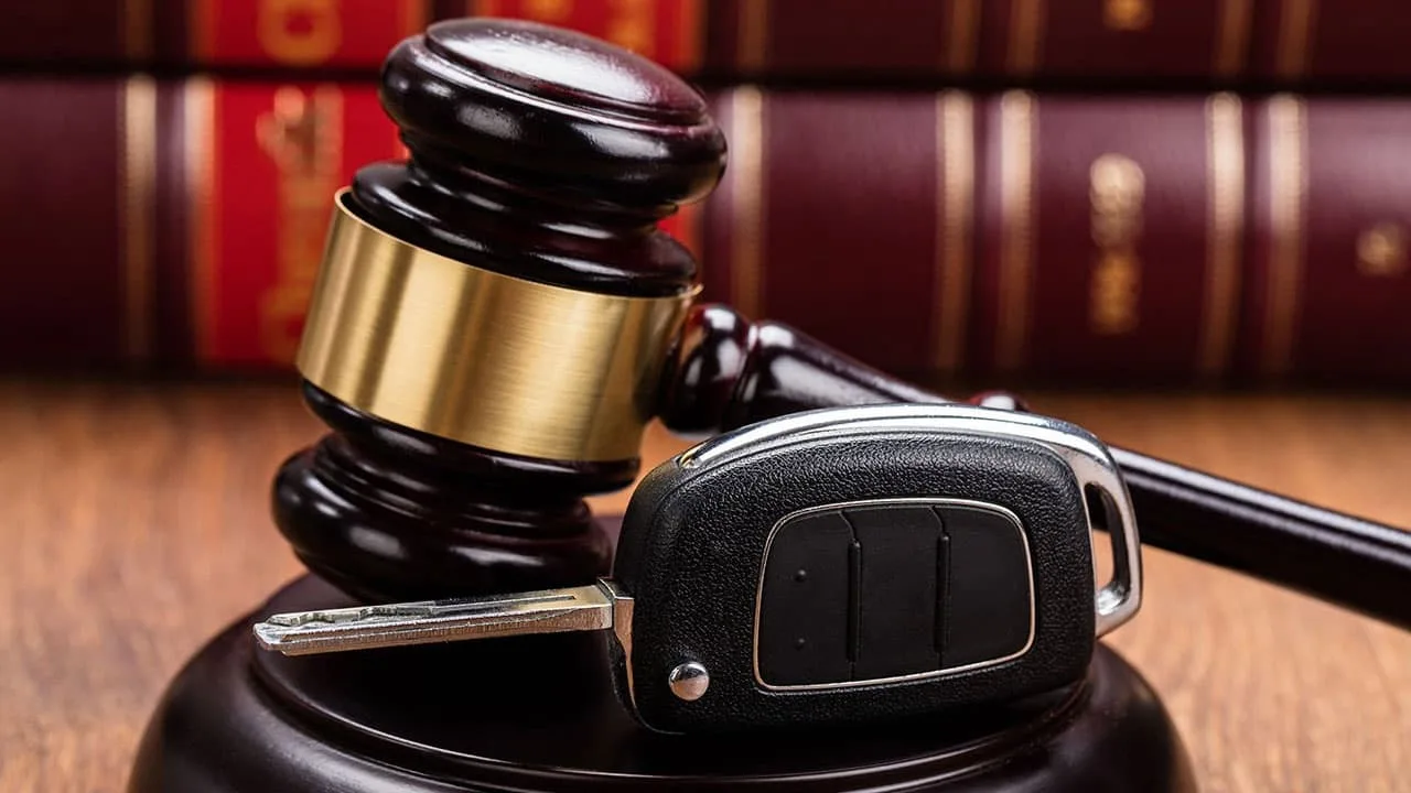 Virallisesti! Ajoneuvot on takavarikoitu, ja kaikkien tämän luettelon henkilöiden ajokortit on peruutettu pysyvästi.