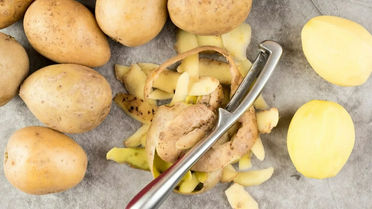 Säästä perunan kuoret: miten niitä voi käyttää uudelleen puutarhassa ja mitä etuja niistä on.