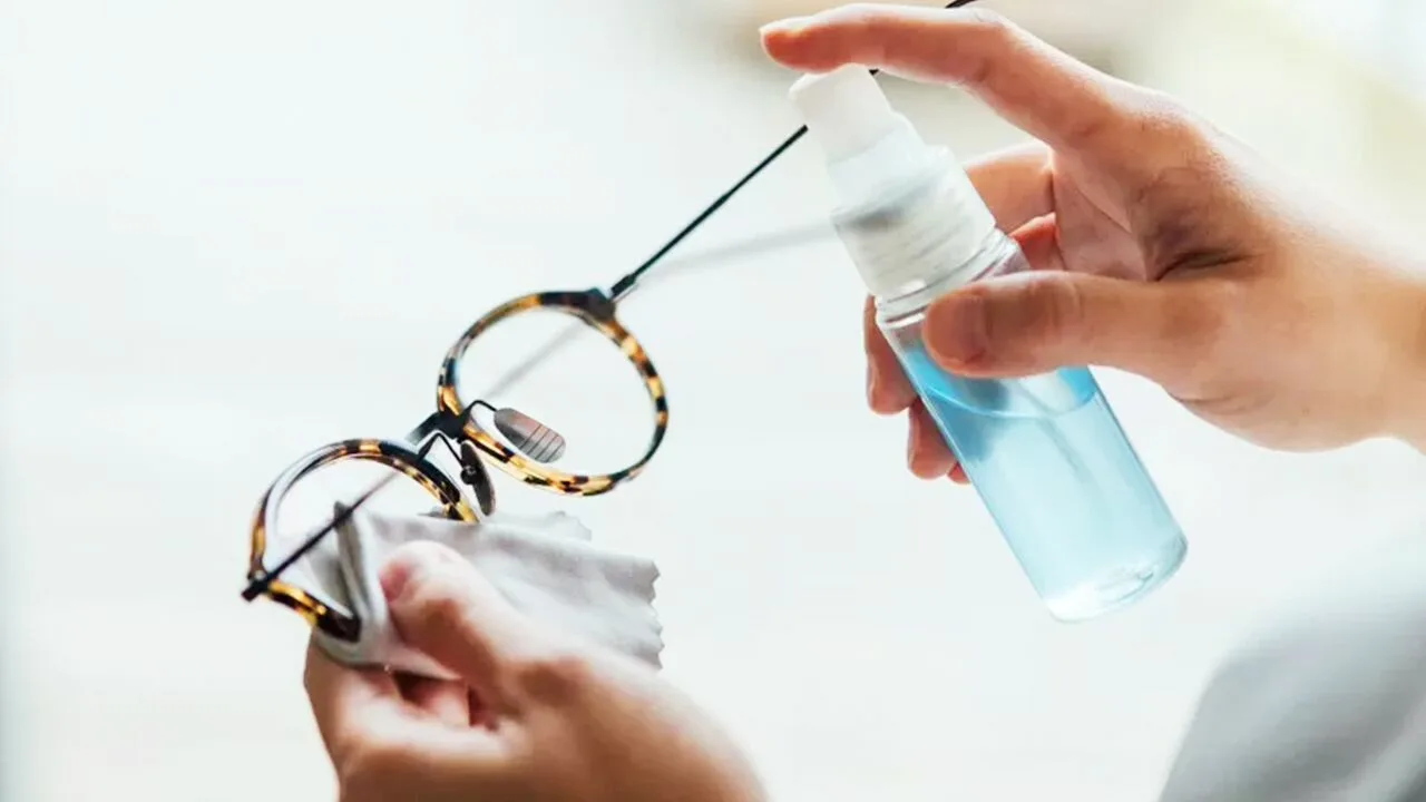 Kuinka puhdistaa linssit kotona ja palauttaa niiden läpinäkyvyys vahingoittamatta niitä?