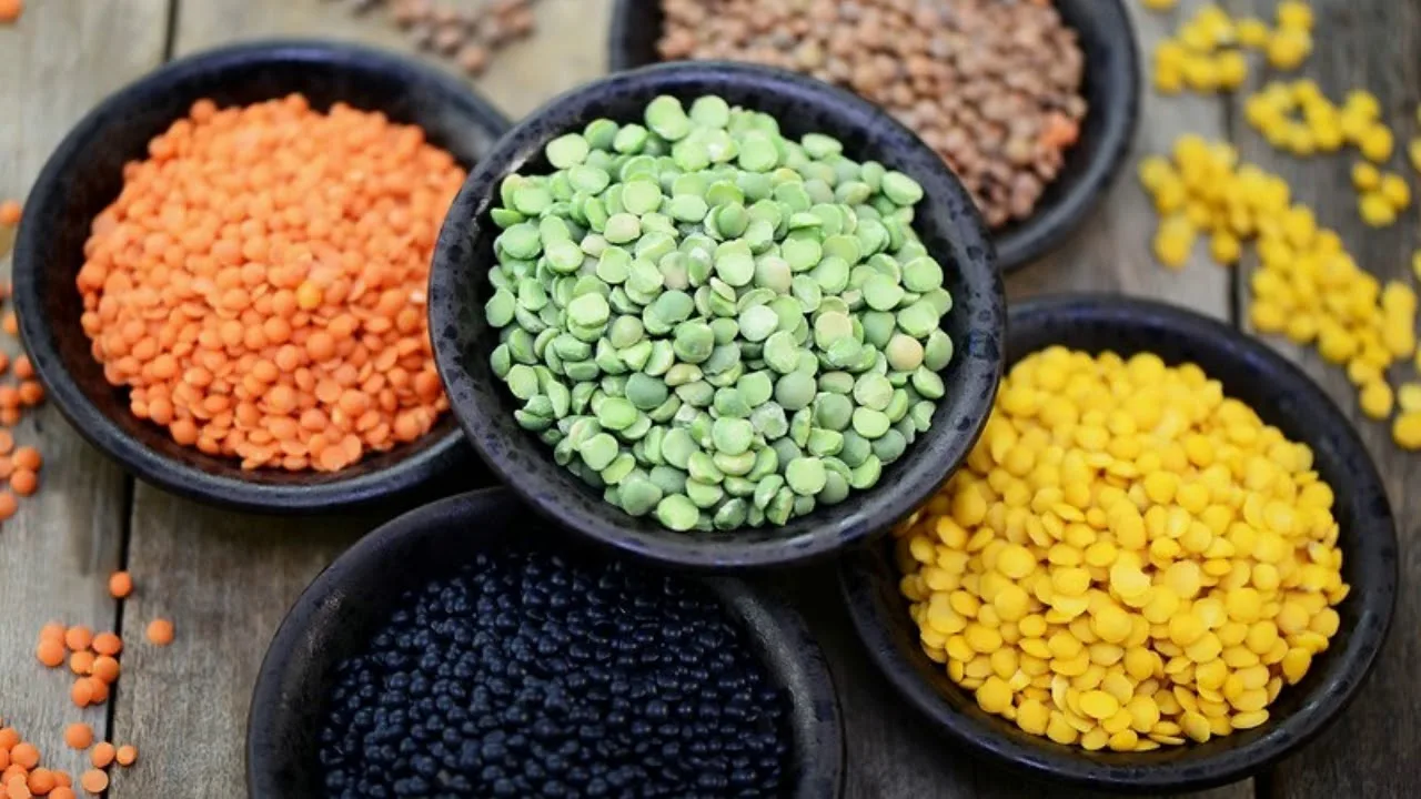 Mihin feng shui -oppien mukaan linssejä sisältävä lautanen tulisi sijoittaa, jotta se toisi runsautta?