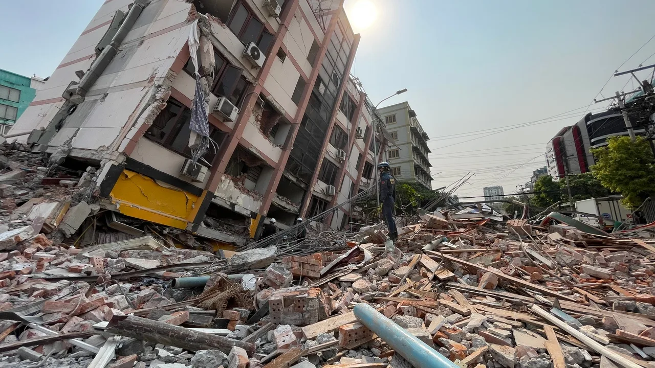 Maanjäristys energiasektorilla: nuoret ovat kehittäneet tiilen, joka voi jäähdyttää kaupunkeja ilman sähköä.