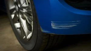 Sano hyvästit autosi maalipinnan naarmuille ja tahroille: niiden poistaminen onnistuu muutamassa sekunnissa kotona jo olevalla aineella.