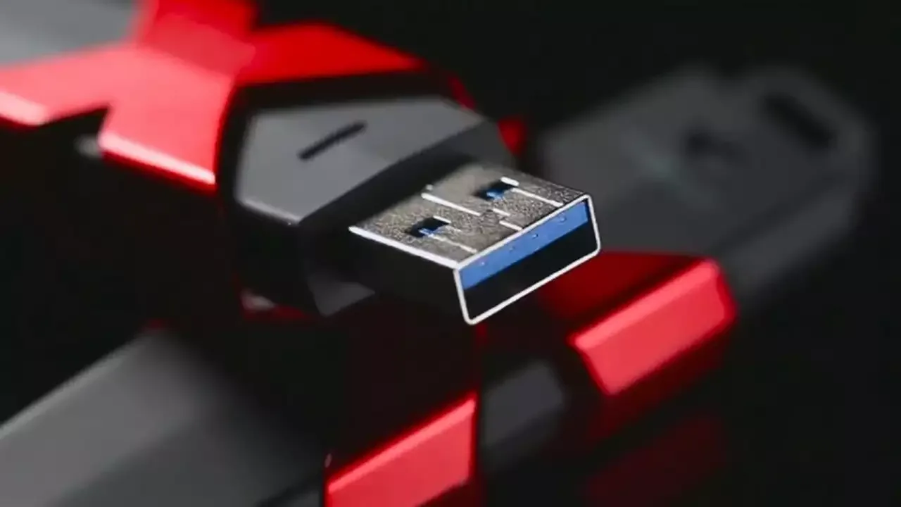 USB-muistitikkuilla on käyttöikä: miksi ja miten sen voi selvittää, jotta tietoja ei menetetä.