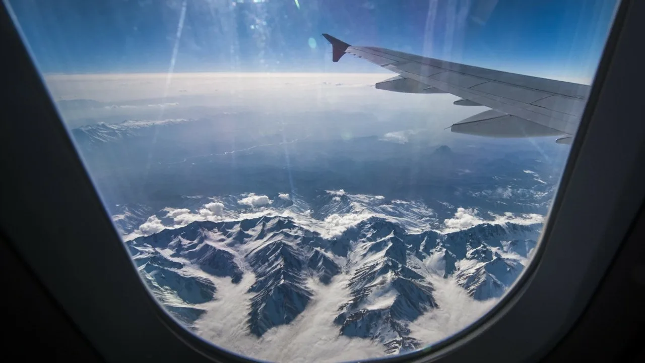 Lentokoneen ikkunan yläpuolella olevat kolmiot eivät ole vain koristeita: ne ovat nopea tapa varmistaa, että lento sujuu hyvin.