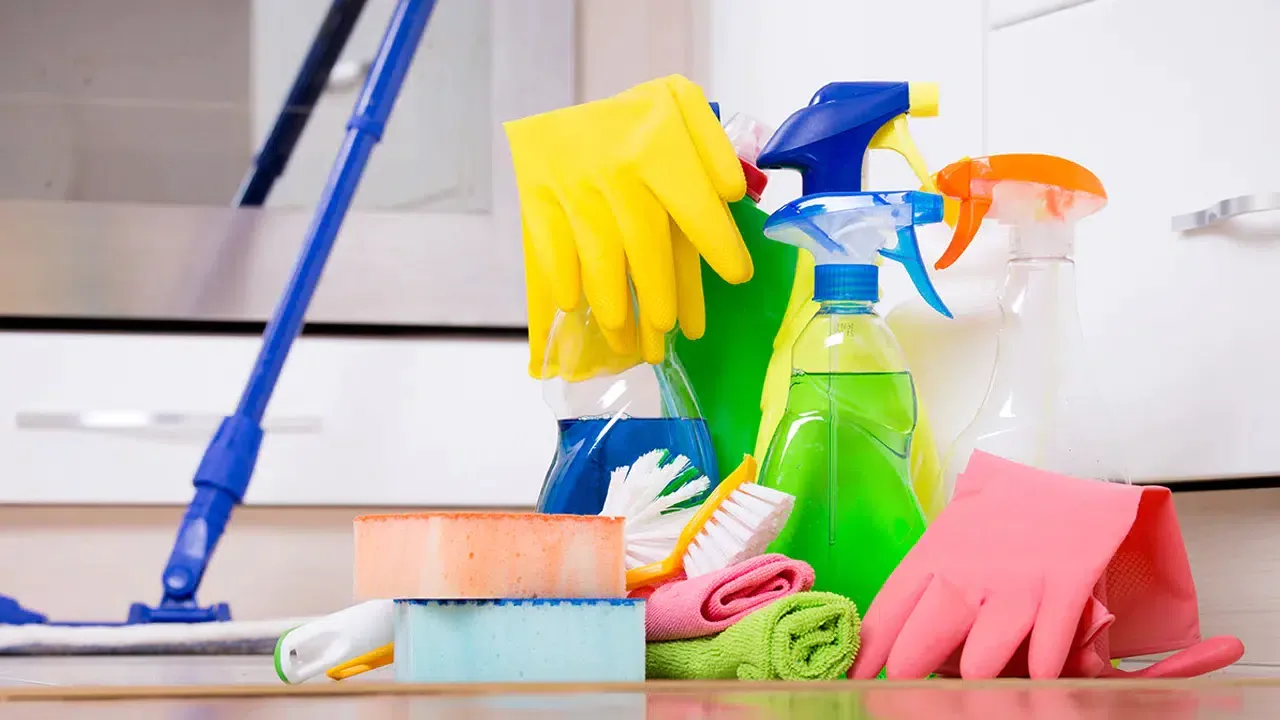 Vetyperoksidi ja ruokasooda: mihin niitä käytetään ja miten tämä yhdistelmä auttaa kotisi perusteellisessa siivouksessa.