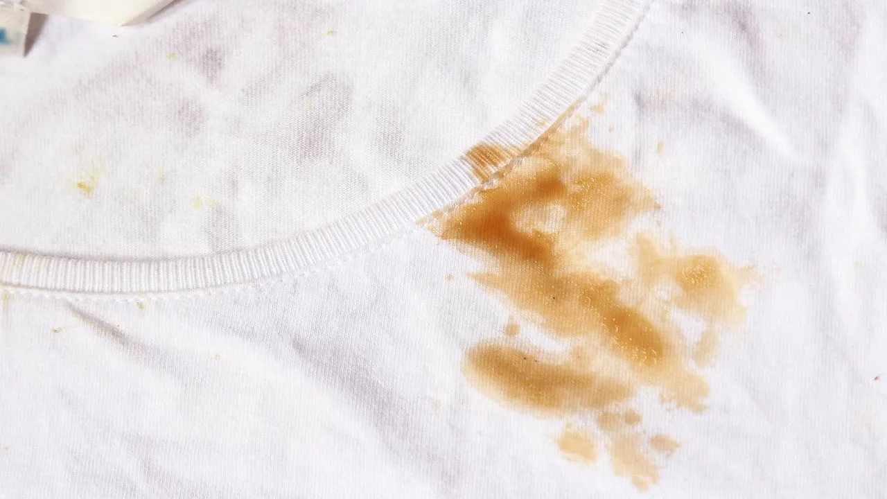 Kuinka poistaa öljytahrat vaatteista kotona