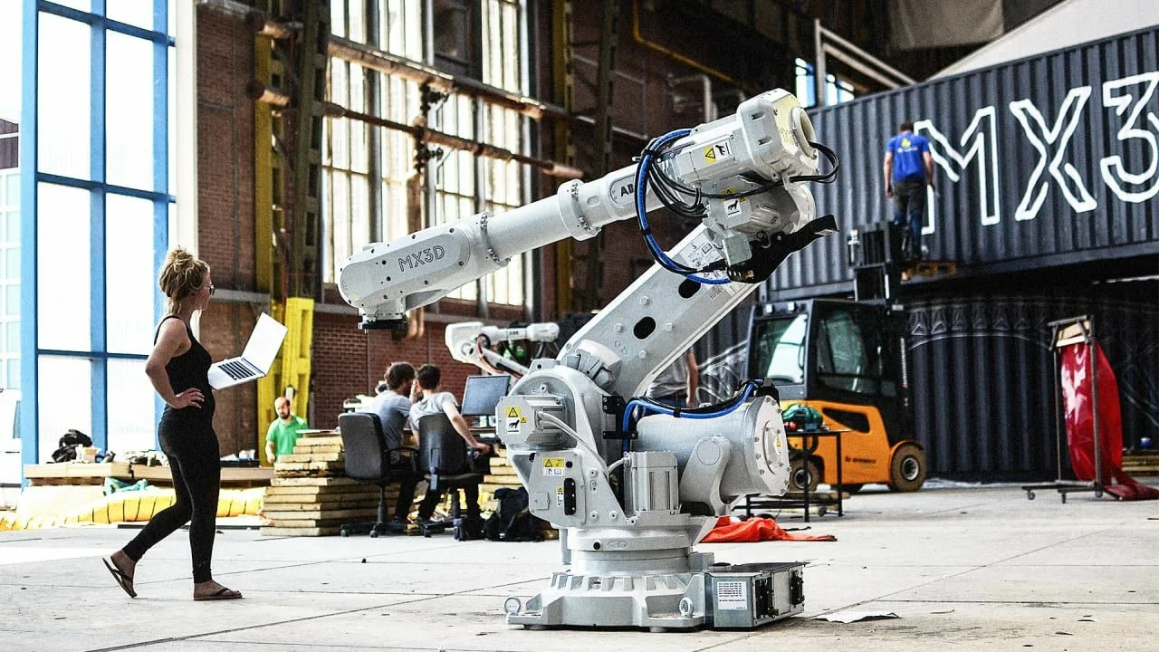 Maailman modernein rakennusrobotti on läpäissyt tehdastestit menestyksekkäästi, asentaen jopa 360 lohkoa tunnissa, ja lupaa nopeuttaa talojen rakentamista.