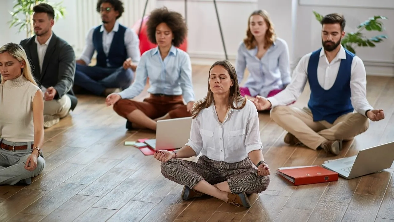 Ryhmä- ja virtuaalinen meditaatio vähentää masennuksen oireita ja parantaa hyvinvointia.