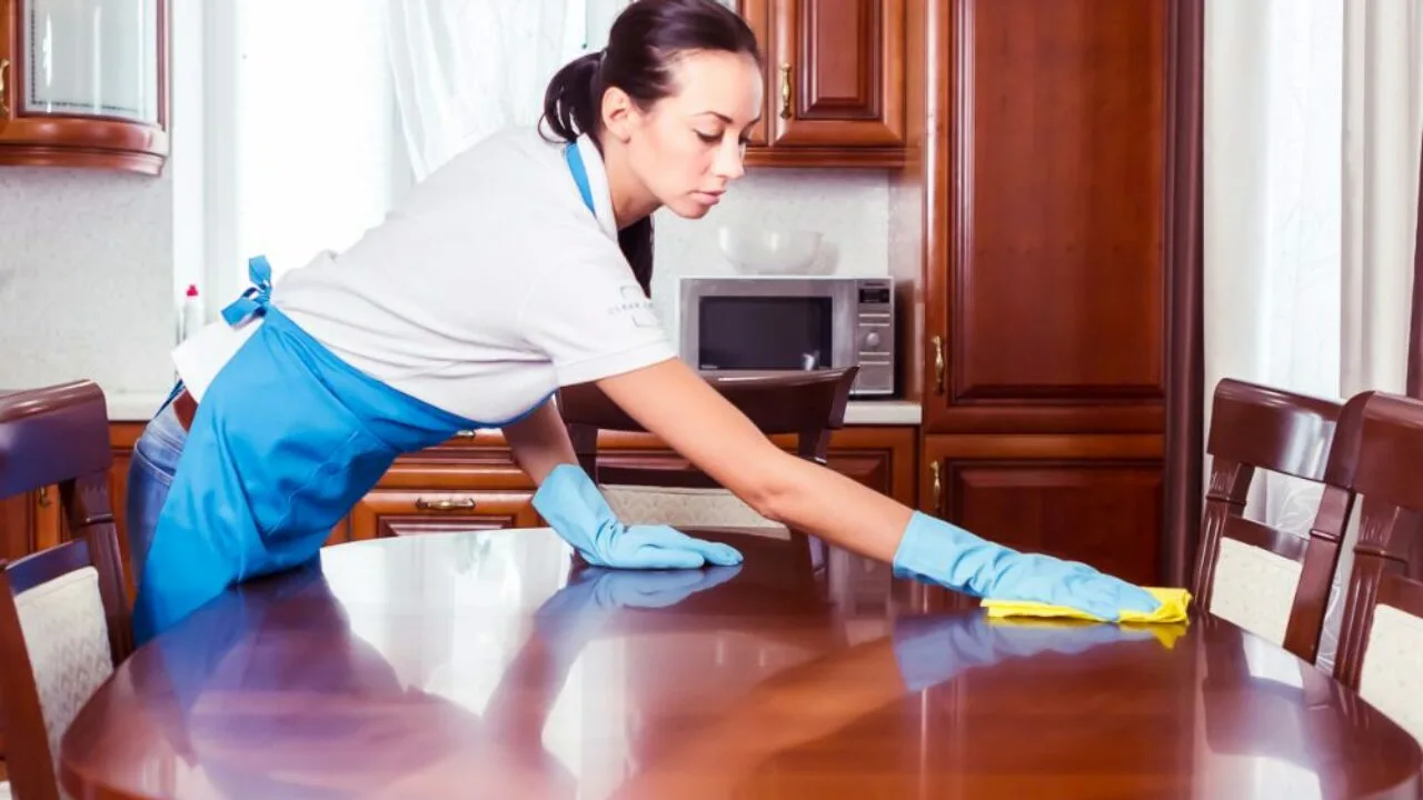 Vetyperoksidi ja ruokasooda: mihin niitä käytetään ja miten tämä yhdistelmä auttaa kotisi perusteellisessa siivouksessa.