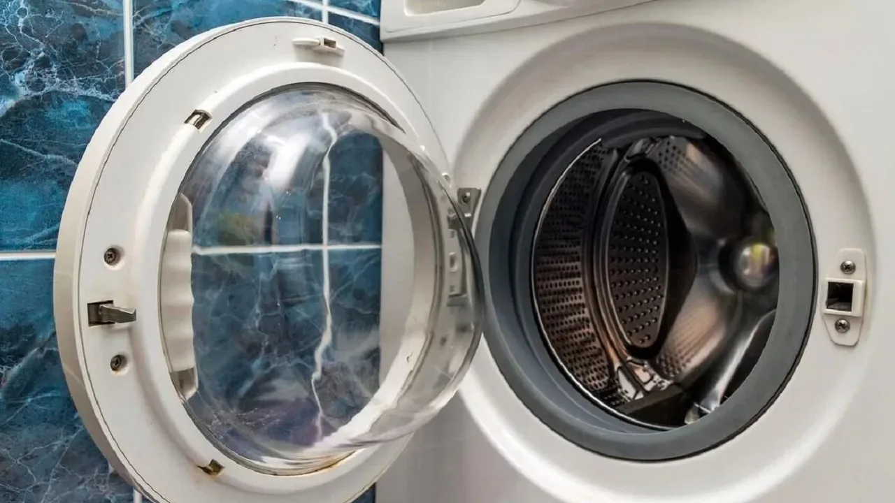 Pesukoneen oven jättäminen auki jokaisen pesun jälkeen on virhe, jonka monet tekevät tietämättään.